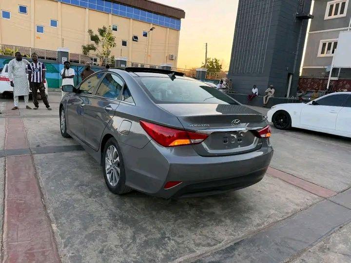 A picture of HYUNDAI SONATA 2014
