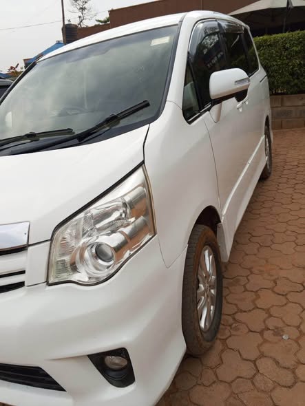 A picture of TOYOTA NOAH