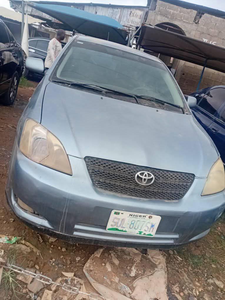 A picture of 2005 Toyota corolla obama