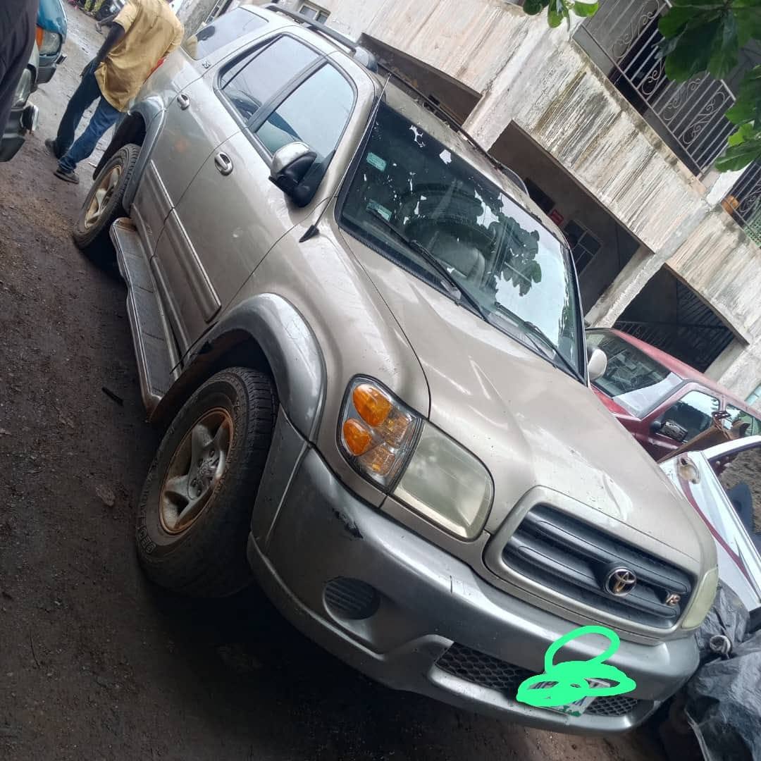 A picture of Toyota Sequoia first body 4 wheel drive engine gear 4