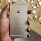 A picture of iphone na laptop