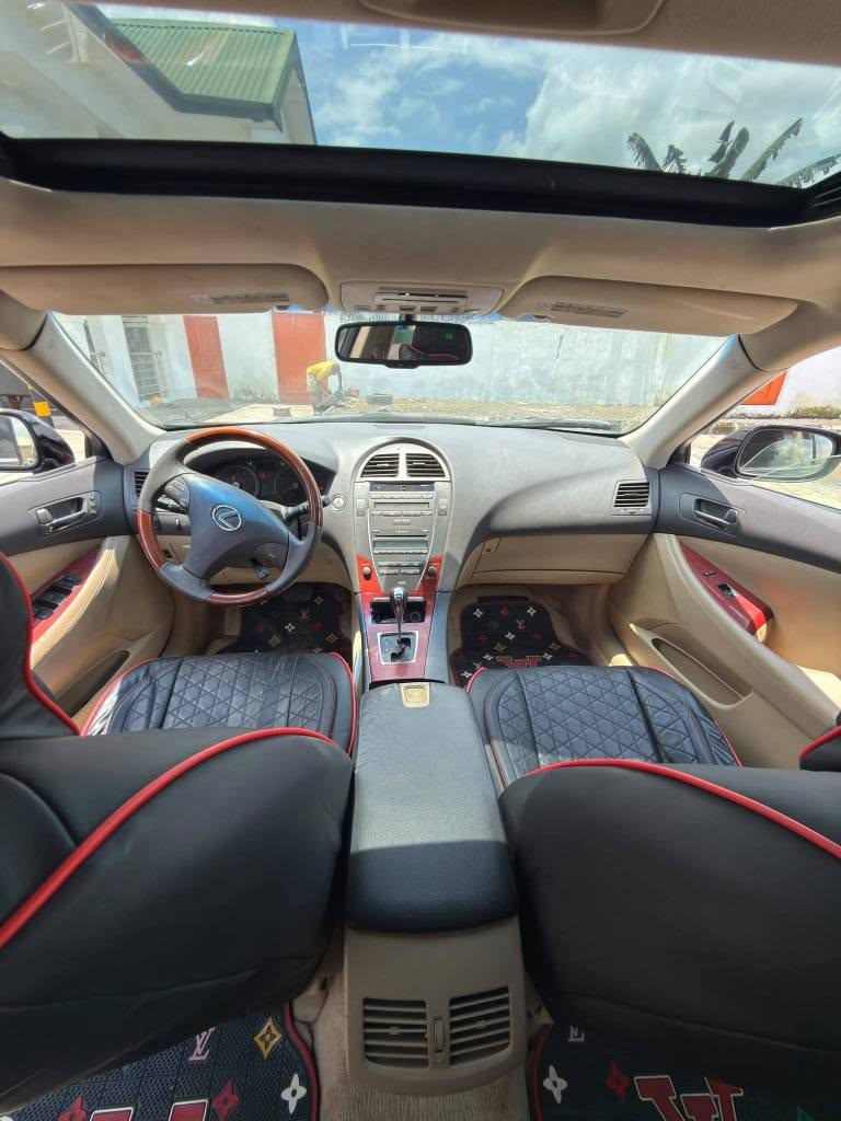 A picture of Highest grade Lexus ES350 08 model Fullest option extremely clean
