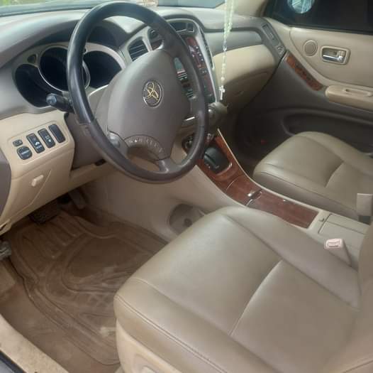 A picture of Clean Used 2005 Toyota Highlander Hybrid 