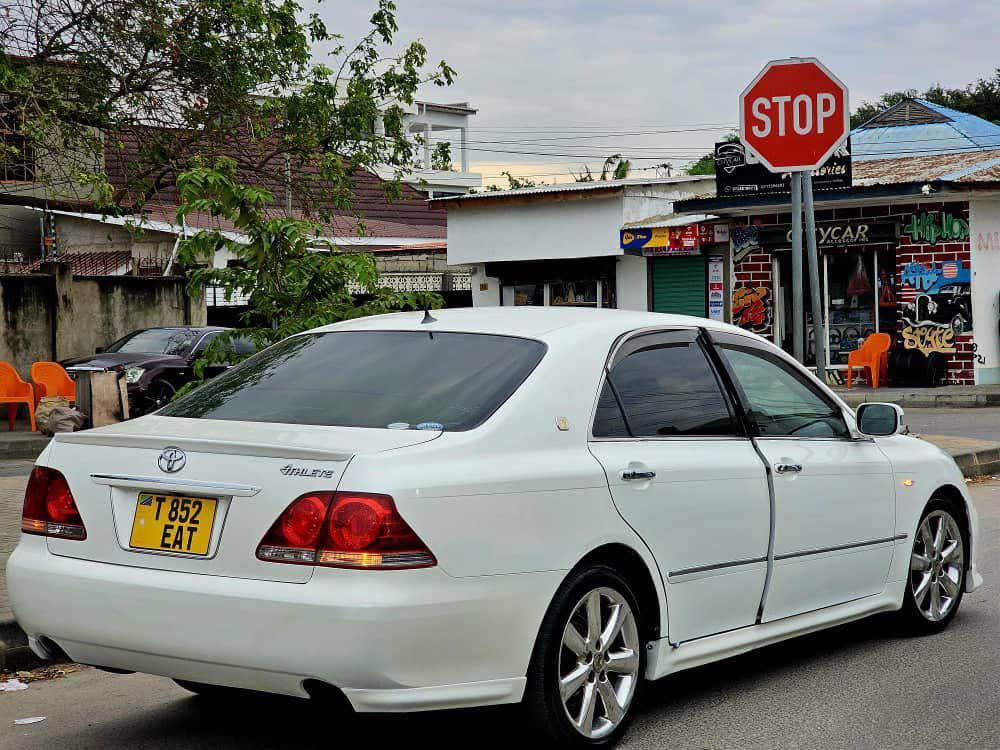 A picture of TOYOTA CROWN ATHELETE