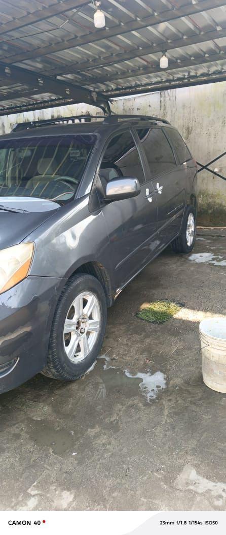A picture of Toyota sienna 2008