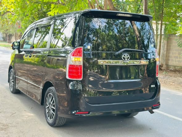 A picture of TOYOTA NOAH Si
