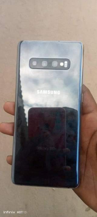 A picture of Samsung S10 