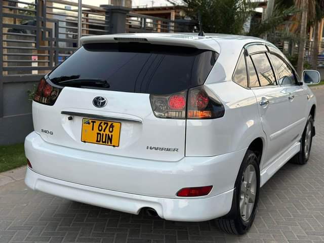 A picture of Toyota harrier new model 2004