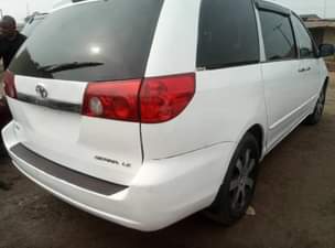 A picture of Toyota Sienna 05