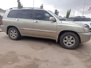 A picture of Toyota Highlander 2004 model 4 sale Clean body and interior