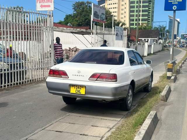 A picture of BADO NZURI TOYOTA CRESTA BEI 5 MIL