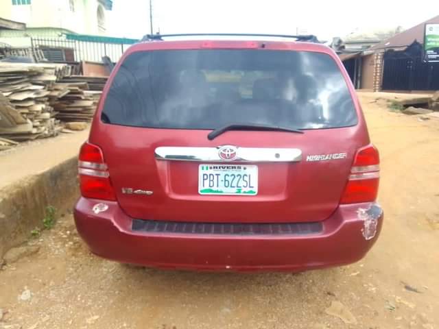 A picture of Toyota Highlander 2004 model buy and repaint no more body