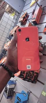 A picture of IPhone xr Haina kipengele chochote Bado mpyaa Njoo uchukue Gb64