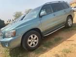 A picture of Toyota Highlander 2005 model Untampered engine Leather interior Open sunroof