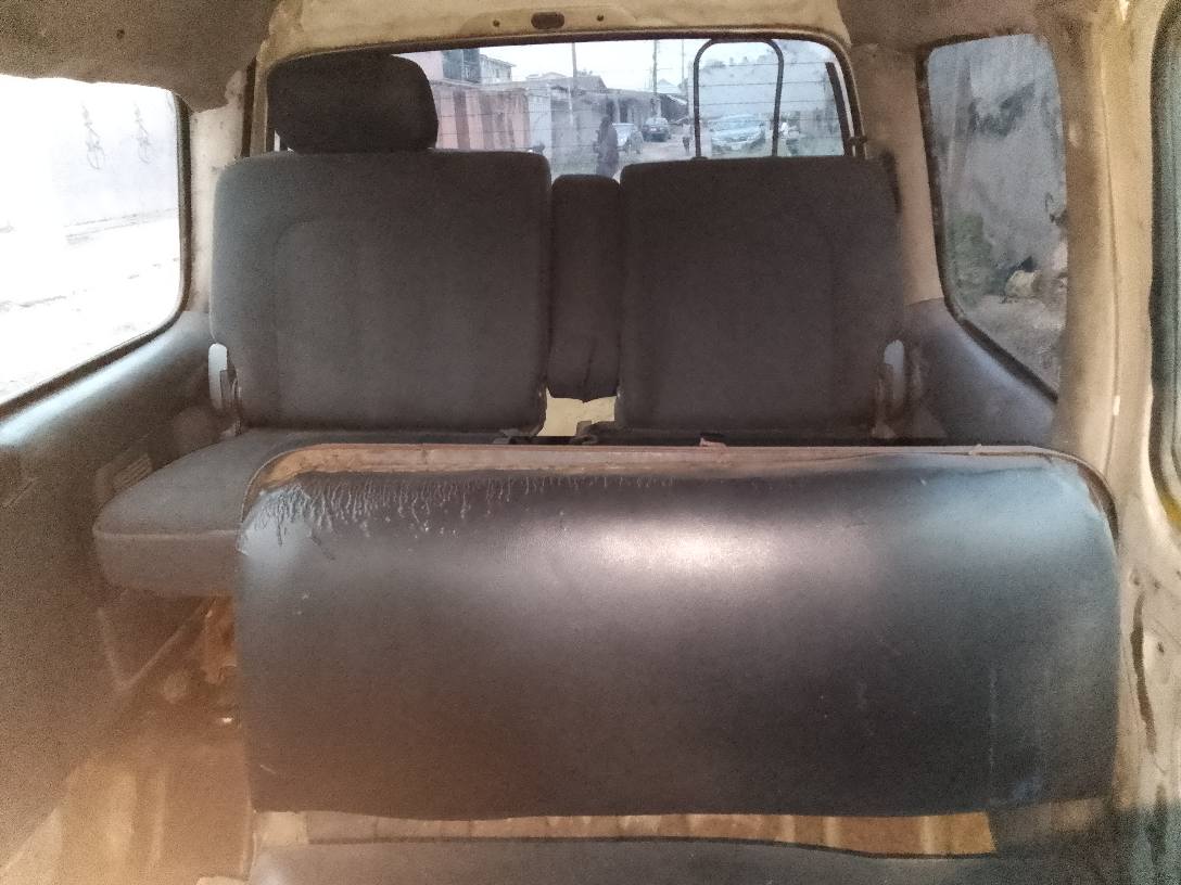 A picture of Suzuki mini bus korope