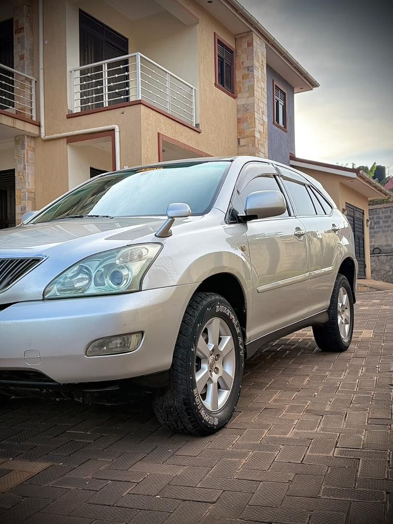 A picture of Toyota harrier model 2008