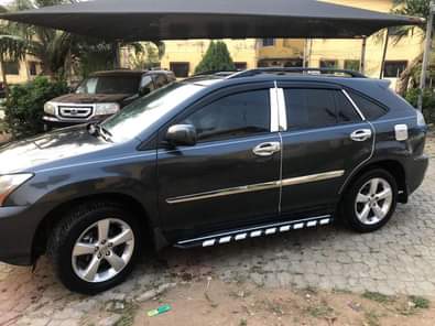 A picture of Lexus Rx350 in perfect condition Flash on first body Location