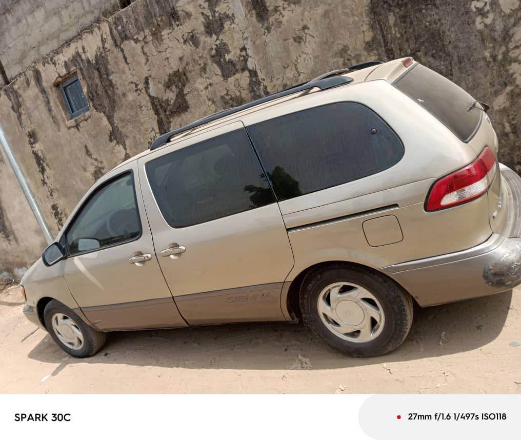 A picture of 2002 Toyota Sienna