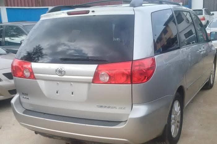 A picture of TOYOTA SIENNA