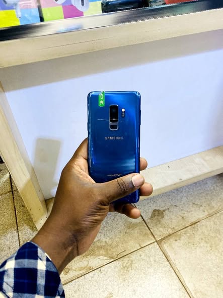 A picture of Samsung galaxy s9plus 64gb 6gbram clear cameras slight crack at