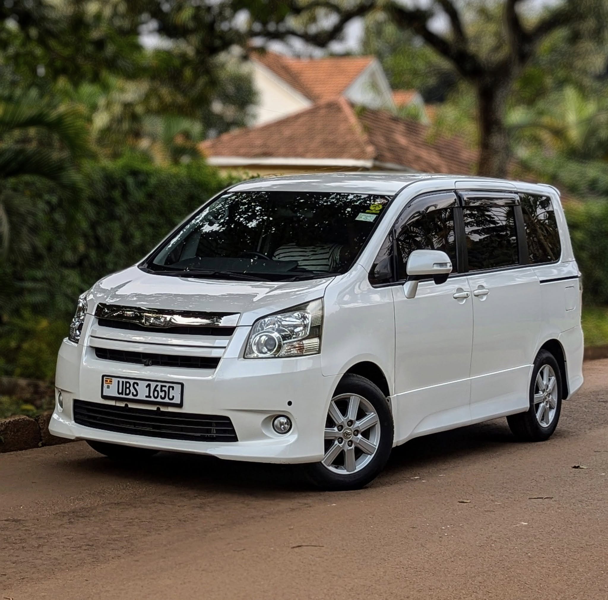 A picture of Toyota Noah SI 2010model