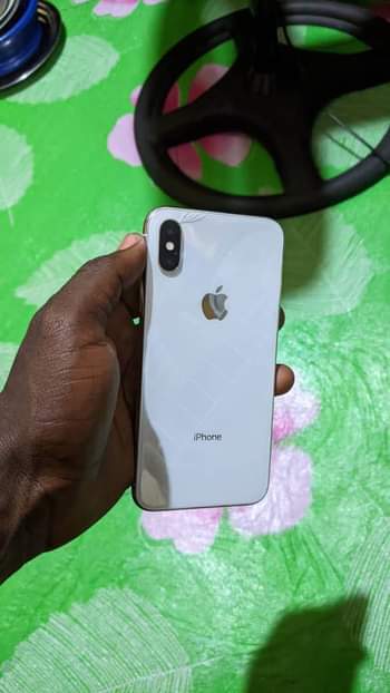 A picture of iPhone X gb 64 haina shid yoyote no face id