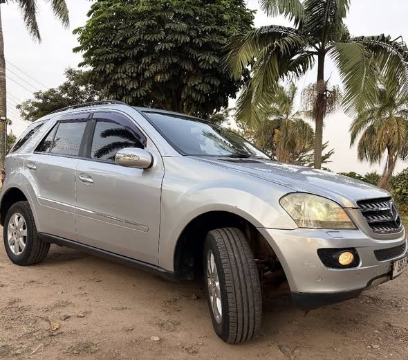 A picture of Mercedes Benz ML350 4MATIC 40m WhatsApp 0726057699
