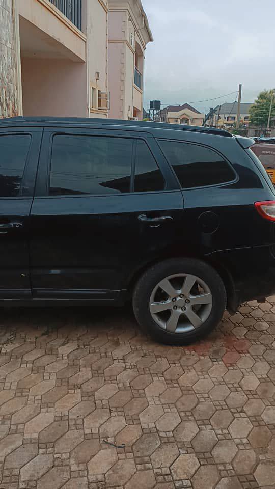 A picture of Hyundai santa fe Location Enugu Nothing to fix 4.2MILLION OWNER