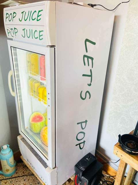 A picture of Display fridge hilo hapo Zima KABISAAA halina shida yoyote tunabadilisha
