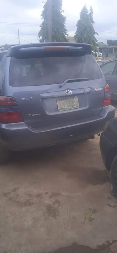 A picture of Kay bill auto Local used Toyota Highlander 2004 model everything