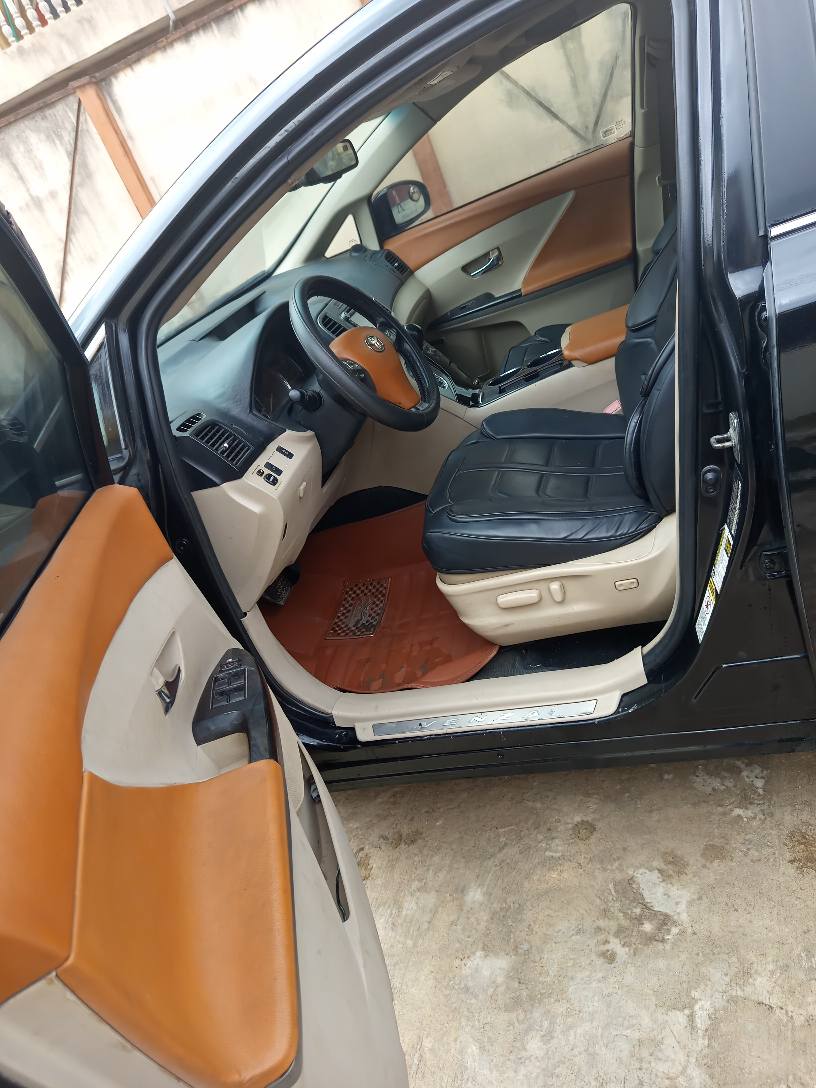 A picture of Toyota venza 2010 model facelift to 2013 model registered