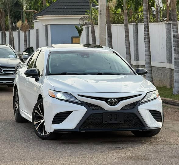 A picture of Foreign Used 2021 Toyota Camry SE Keyless Entry Wireless Charger