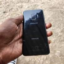 A picture of Samsung S9 plain Gb 64 ram 4 Haina tatzo Bei