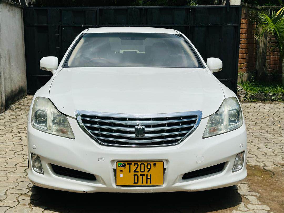 A picture of Crown new shape year 2008 9 Cc 2490 4GR Price
