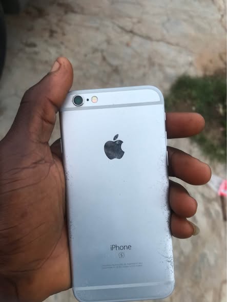 A picture of iPhone 6s available for sale in osogbo name your offer
