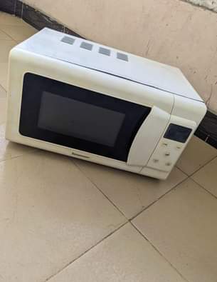 A picture of Microwave original warranty ipo 0656525182 nichek WhatsApp