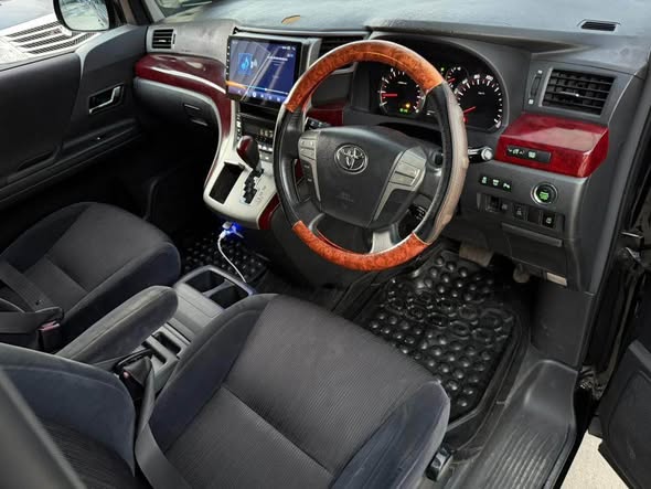 A picture of 2010 Toyota Vellfire
