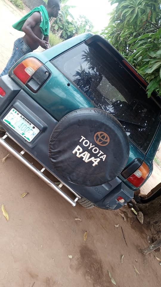 A picture of Toyota Rav 4 2000model Engine and gear perfect ok AC