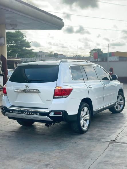 A picture of HERES ANOTHER UNIT OF FEW MONTHS DRIVEN TOYOTA HIGHLANDER 2012
