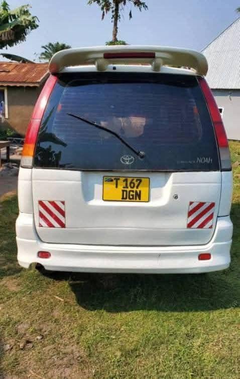 A picture of 2004 Toyota Noah