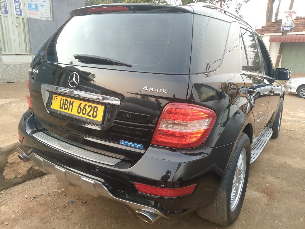 A picture of Am selling mi ML Benz