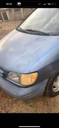 A picture of Toyota Sienna 2000 model