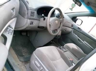 A picture of 2009 model Toyota sienna first body sound engine and gearbox