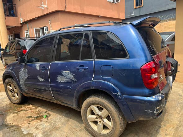 A picture of Toyota RAV4 4plugs