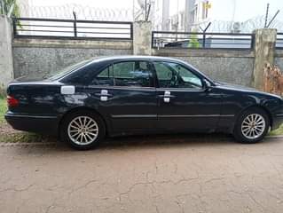 A picture of 2003 MERCEDES BENZ E320