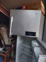 A picture of FRIJI KUBWA KAMPUNI YA LG NALIUZA KWA 650 000 TU