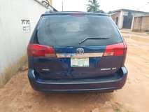A picture of Toyota sienna 2005 model XLE