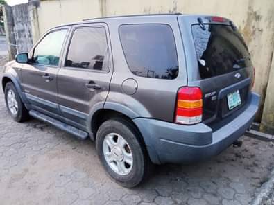 A picture of Ford escape xlt First body Engine good Gear selective Interior