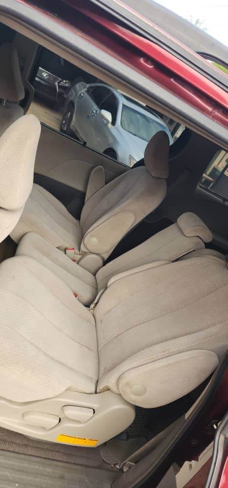 A picture of Toyota Sienna 2010.