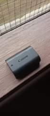 A picture of Radio ya GARI sony Battery ya Canon OG
